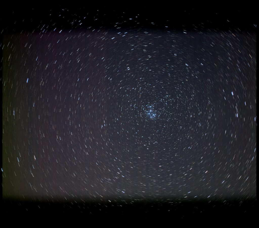 6つの明るい星で構成されるスバルが中心に写っており、周辺は、カメラの回転のせいで円形に流れている